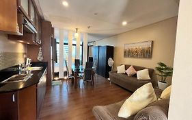 Appleone Ayala Condo With Balcony